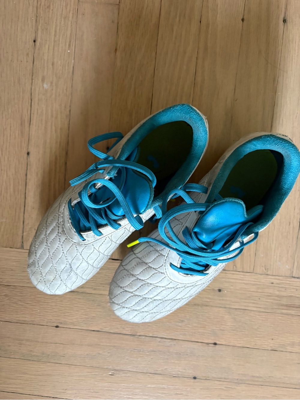 Under Armour White Cleats with Teal Accents size 4.5 youth